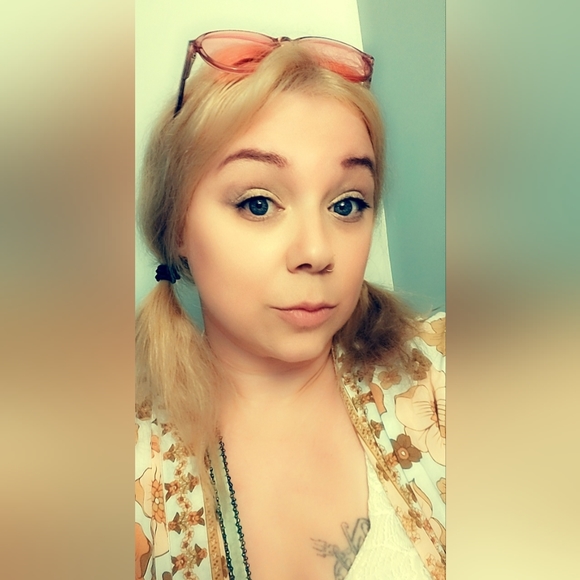 Meet your Posher, Jeni - Picture 1 of 2